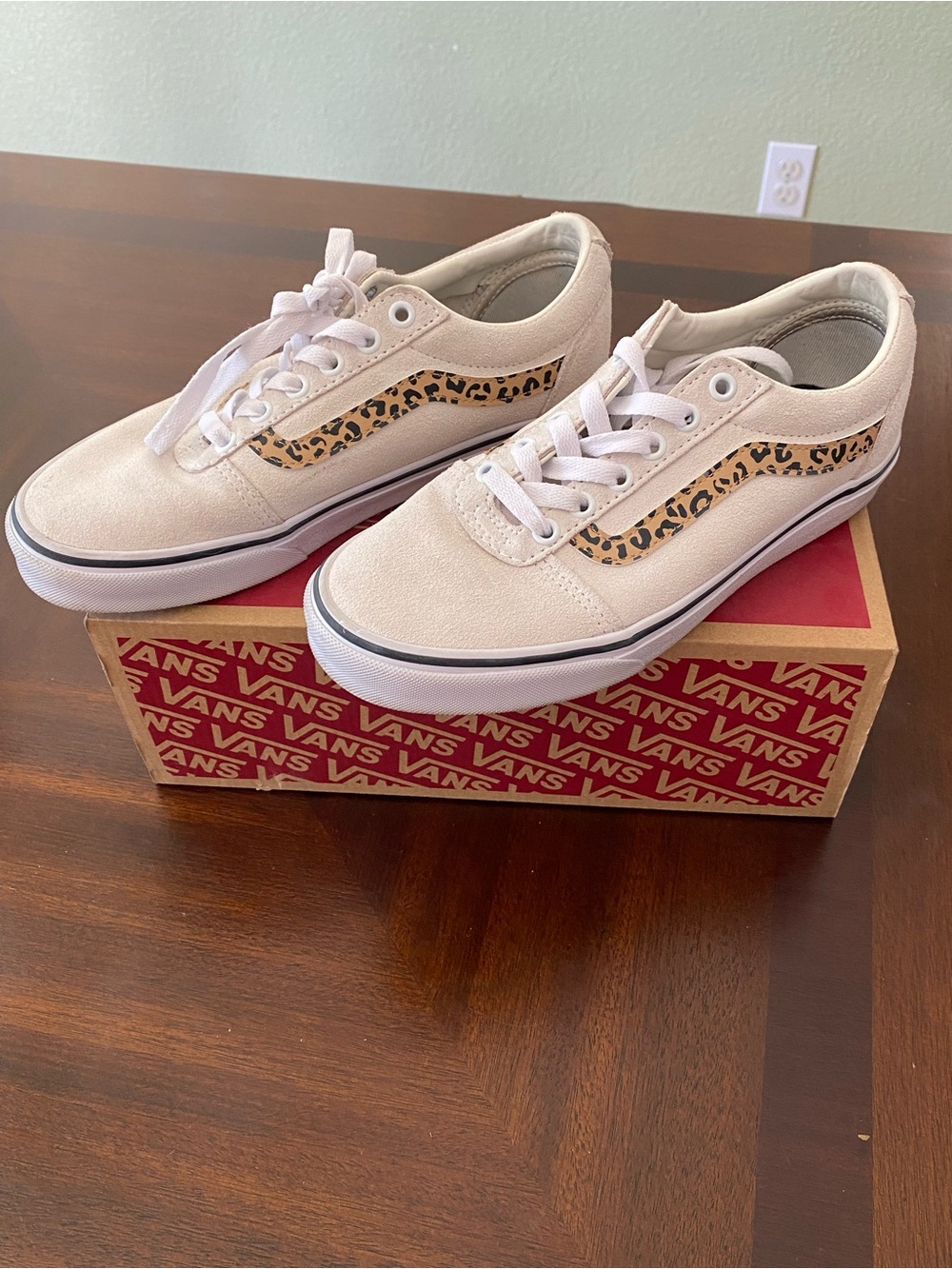 Vans Women Cream Low-Top Sneakers with Leopard Stripe